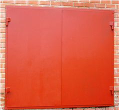 Утеплённые гаражные ворота. Отделка: окрас красной грунт - эмалью