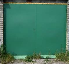 Ворота для гаража. Отделка: окрас зеленой нитроэмалью.